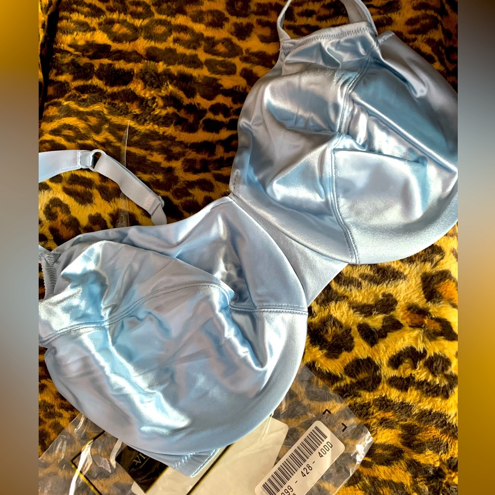 40DD New in bag Victoria’s Secret light blue underwire bra